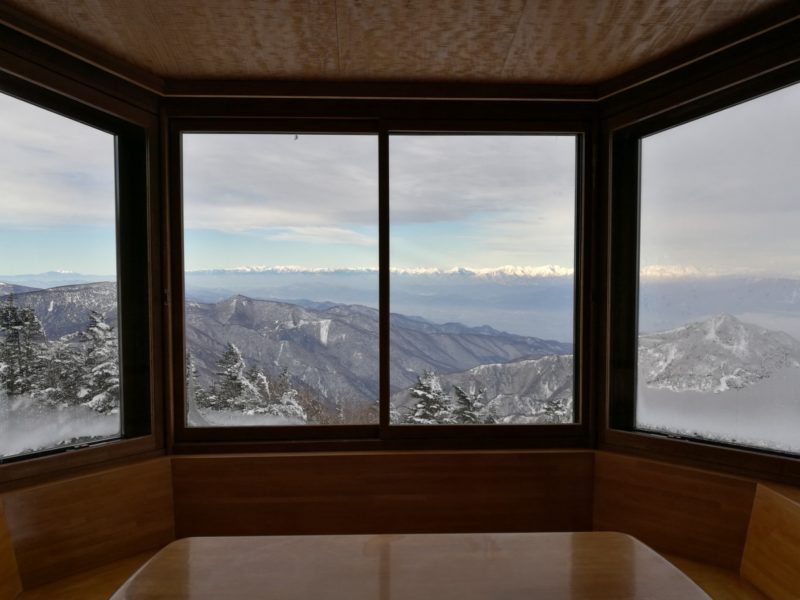 横手山頂ヒュッテの窓からの景色