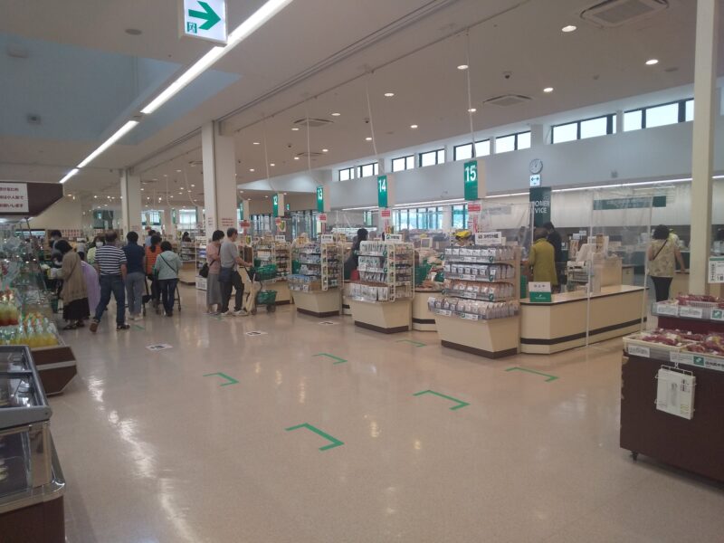 スーパーツルヤ軽井沢店でのレジ前の様子