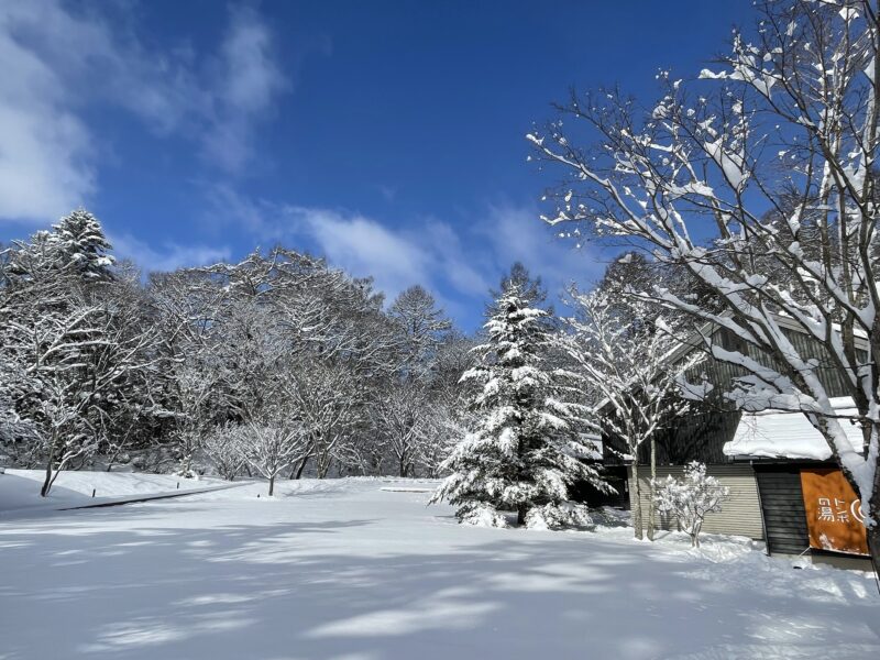軽井沢星野エリアにあるトンボの湯前の雪景色